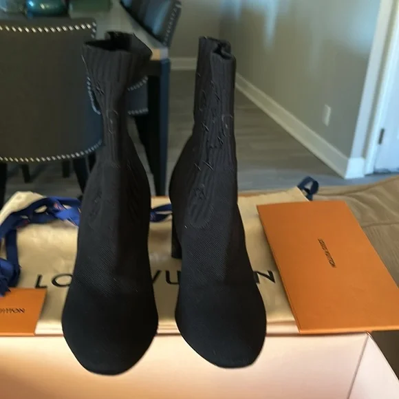 Louis Vuitton Elegant Black Ankle Booties - Picture 3 of 9